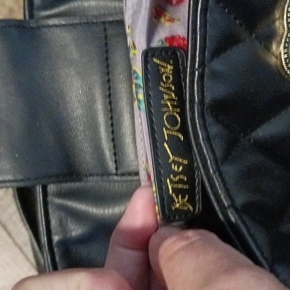 Betsey Johnson quilted soft faux leather bag with chain handles 😍😍😍 - Picture 8 of 13